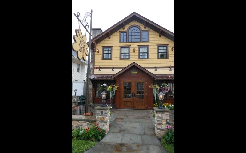 Outside view of Hamburg Yellow Deli